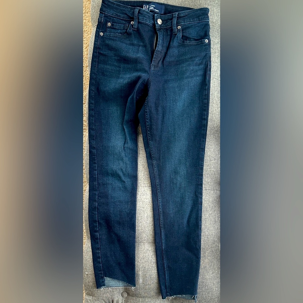 GAP High rise Universal Legging Size 4 Short